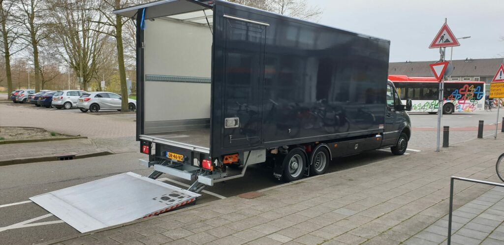 Lege vrachtwagen voor een woningontruiming in Amsterdam